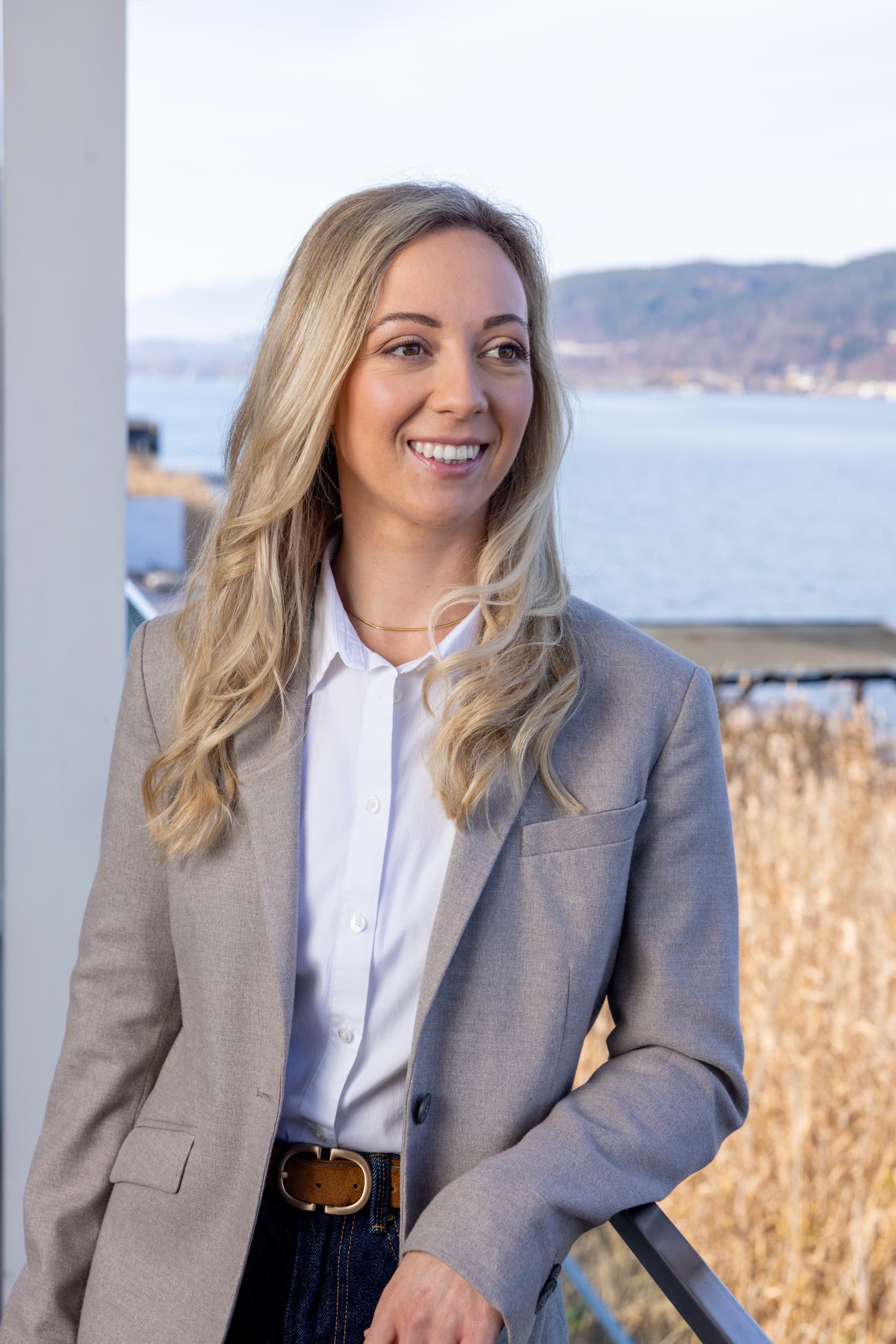 Melanie Arrer blickt lächelnd über den Wörthersee.
